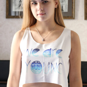 Damentop weiss mit Aufdruck “we are young”